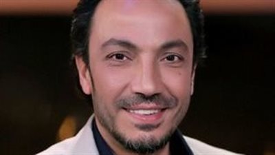 طارق لطفي يشعل مواقع التواصل بصورة من كلاكيت فيلمه الجديد «هاملت»