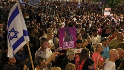 الآلاف يتظاهرون في إسرائيل ويصعدون الضغوط على نتنياهو