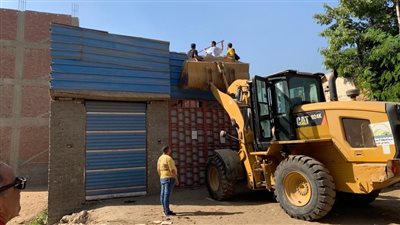إزالة بناء مخالف وجمالون خلال حملة مكبرة في الوراق بالجيزة