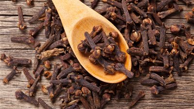 يقلل الالتهابات ومسكن للألم.. فوائد القرنفل لعلاج الأسنان