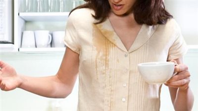 التخلص من البقع على الملابس البيضاء