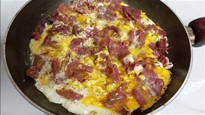 وصفة شهية وبسيطة.. طريقة عمل البيض بالبسطرمة