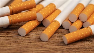 ضبط 6150 عبوة سجائر مهربة جمركيا بحوزة شخصين بالأقصر