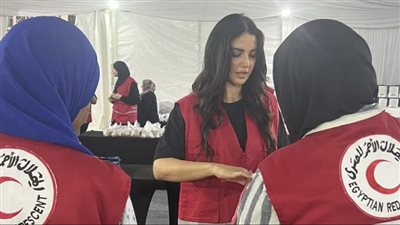 لدعم غزة.. درة زورق تتطوع لـ الهلال الأحمر المصري 