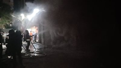 السيطرة على حريق اندلع داخل محل قطع غيار سيارات فى وسط البلد (صور)