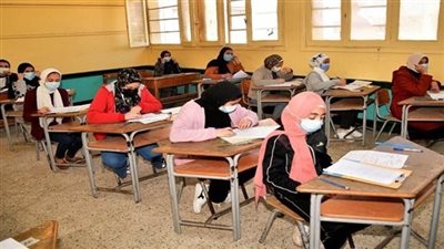 طلاب الأول الثانوى يؤدون امتحان مادتي التاريخ والأحياء بالجيزة