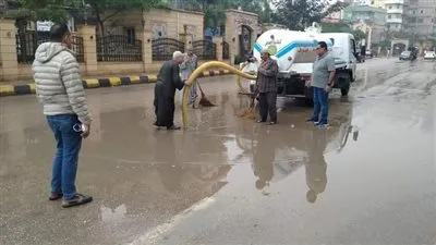 انتشار سيارات كسح المياه بشوارع المنوفية عقب سقوط امطار