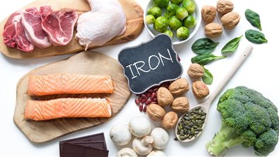 منها السمك والجمبري.. 8 أطعمة لتعويض نقص الحديد في الجسم