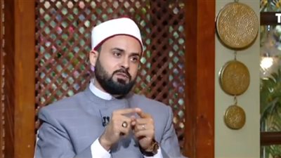 عالم أزهري يوضح حكم معرفة الزوجة مصدر دخل زوجها (فيديو)