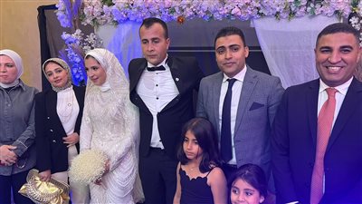 الدكتور مصطفى ثابت رئيس التحرير يهنئ النقيب محمد جمال بحفل زفافه