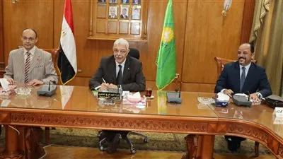 رئيس جامعة المنوفية يبحث وضع آليه لاستقبال وعلاج حالات جراحات وأورام الوجه والفكين