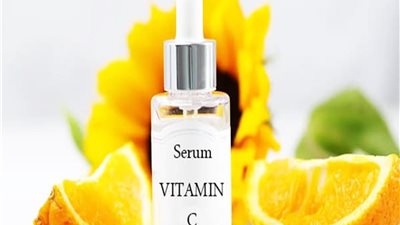 انتاج الكولاجين وتقليل ظهور التجاعيد.. فوائد سيروم فيتامين C للبشرة