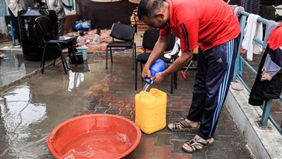نازحون غزة يجمعون مياه الأمطار لشربها (صور)
