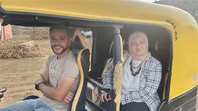 أحمد ابن المنوفية طالب بكلية تجارة صباحا وفني كهربائي وسائق توكتوك مساء (فيديو)