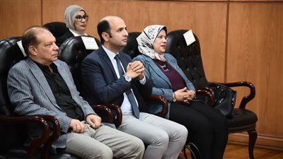 محافظ بورسعيد يستعرض الخطوات التنفيذية لانضمام 7 مستشفيات خاصة للتأمين الصحي