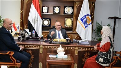 محافظ قنا يستقبل 33 مواطنا بمكتبه لبحث شكواهم