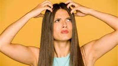 ما هي أسباب ظهور القشرة على فروة الرأس وطرق هامة لمعالجتها