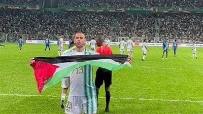 بدعم من إسلام سليمان.. علم فلسطين يُزين ملعب الجزائر ضد الصومال