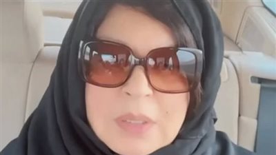 فيفي عبده تنعي كريم عبد العزيز في وفاة والدته 