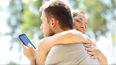 بطريقة غير مباشرة.. تعرفي على علامات خيانة الزوج