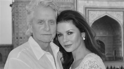 كيف احتفلت الممثلة البريطانية كاثرين زيتاجونيز بعيد زواجها؟ 