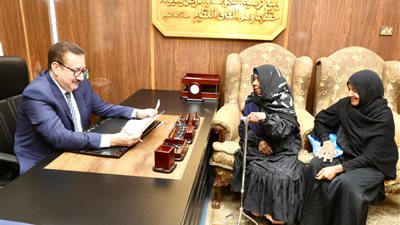 محافظ المنوفية يلتقي مسنة قرية براشيم ويأمر بصرف مساعدات لها