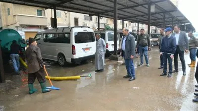 محافظ الغربية يتفقد جهود الوحدات المحلية لرفع مياه الأمطار ببسيون (صور)