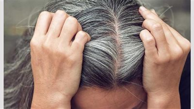 الأسباب المحتملة لظهور الشعر الأبيض والشيب المبكر للمرأة