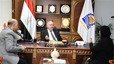 محافظ قنا يستقبل ١٠٥ مواطنين بمكتبه لبحث شكواهم وطلباتهم