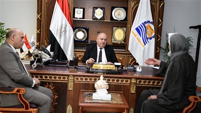 محافظ قنا يواصل استقبال المواطنين بمكتبه لبحث شكواهم