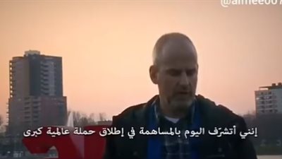  شاهد لحظة اعتناق منتج الفيلم المسيء للرسول الإسلام بعد تصدره تريند تويتر 