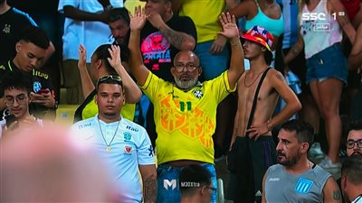 جماهير الأرجنتين تفتح النار على البرازيل بعد تأجيل انطلاق المباراة