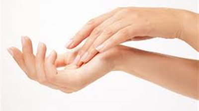 طبيًا وطبيعيًا.. تقنيات قوية للتخلص من تجاعيد اليد