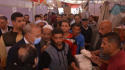 محافظ القليوبية يتفقد المعرض الدائم للسلع الغذائية بميدان المؤسسة بشبرا الخيمة
