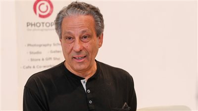 مصور أمريكي شهير يعود للقاهرة بعد 30 عاما بمعرض يرصد حياة المصريين في التسعينيات 