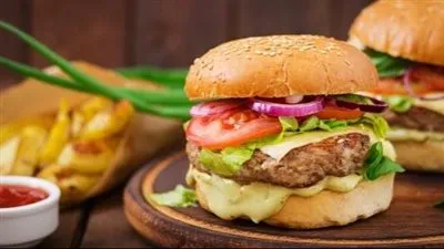 طريقة عمل الهمبرجر في البيت.. أسرع وأسهل الوصفات 