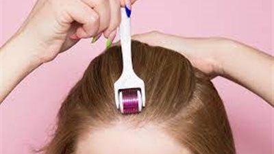 تعرفي علي طريقة استخدام الديرما رولر للشعر