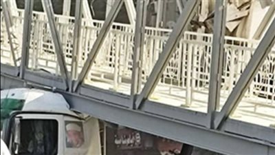 القلاب اتفتح.. التحقيق مع سائق سيارة نقل المتسبب في سقوط كوبري مشاة أحمد عرابي 