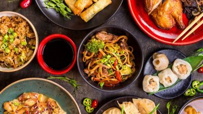  رحلة شهية في عالم المأكولات الصينية: تنوع النكهات وسر التحضير