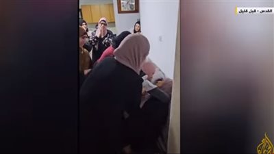 شاهد.. إغماء والدة إحدى الأسيرات المفرج عنهم بفلسطين فور رؤية ابنتها