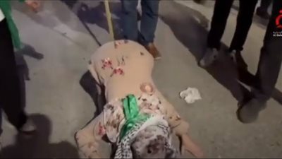 بسجدة شكر.. الأسيرة المحررة سارة عبد الله تودع سجون الاحتلال ضمن صفقة تبادل الأسرى 