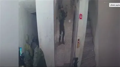 شاهد.. ماذا فعل جندي إسرائيلي بعد اعتقال مواطن فلسطيني