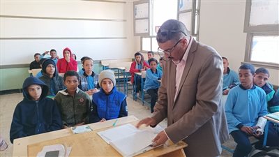 مدير عام تعليمية نجع حمادي يشدد على نشر الوعي البيئي والصحي لطلاب المدارس