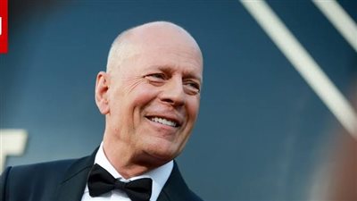 ابنة الممثل بروس ويليس تنشر صورة برفقته بعد إصابته بالخرف