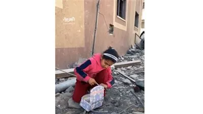 شاهد.. غزيون يبحثون عن ملابسهم بين أنقاض منازلهم