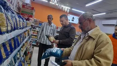  لحماية المواطنين من جشع التجار.. رئيس مدينة كفر شكر يتابع مبادرة تخفيض الأسعار بالمحلات