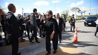 آيتن عامر وسلوى محمد علي أول الحاضرين في جنازة طارق عبد العزيز