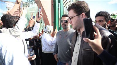 دموع وحب وألم الرحيل.. نجوم الفن يودعون طارق عبدالعزيز إلى مثواه الأخير (الصور الكاملة)