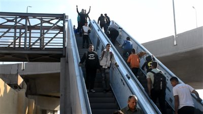 بدء التشغيل التجريبي للسلم الكهربائي لكوبري المشاة بمنطقة وابور الثلج ببنها  