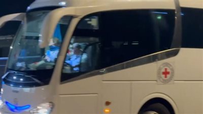 وصول حافلة الصليب الأحمر إلى سجن عوفر لاستلام الأسرى الفلسطينيين 